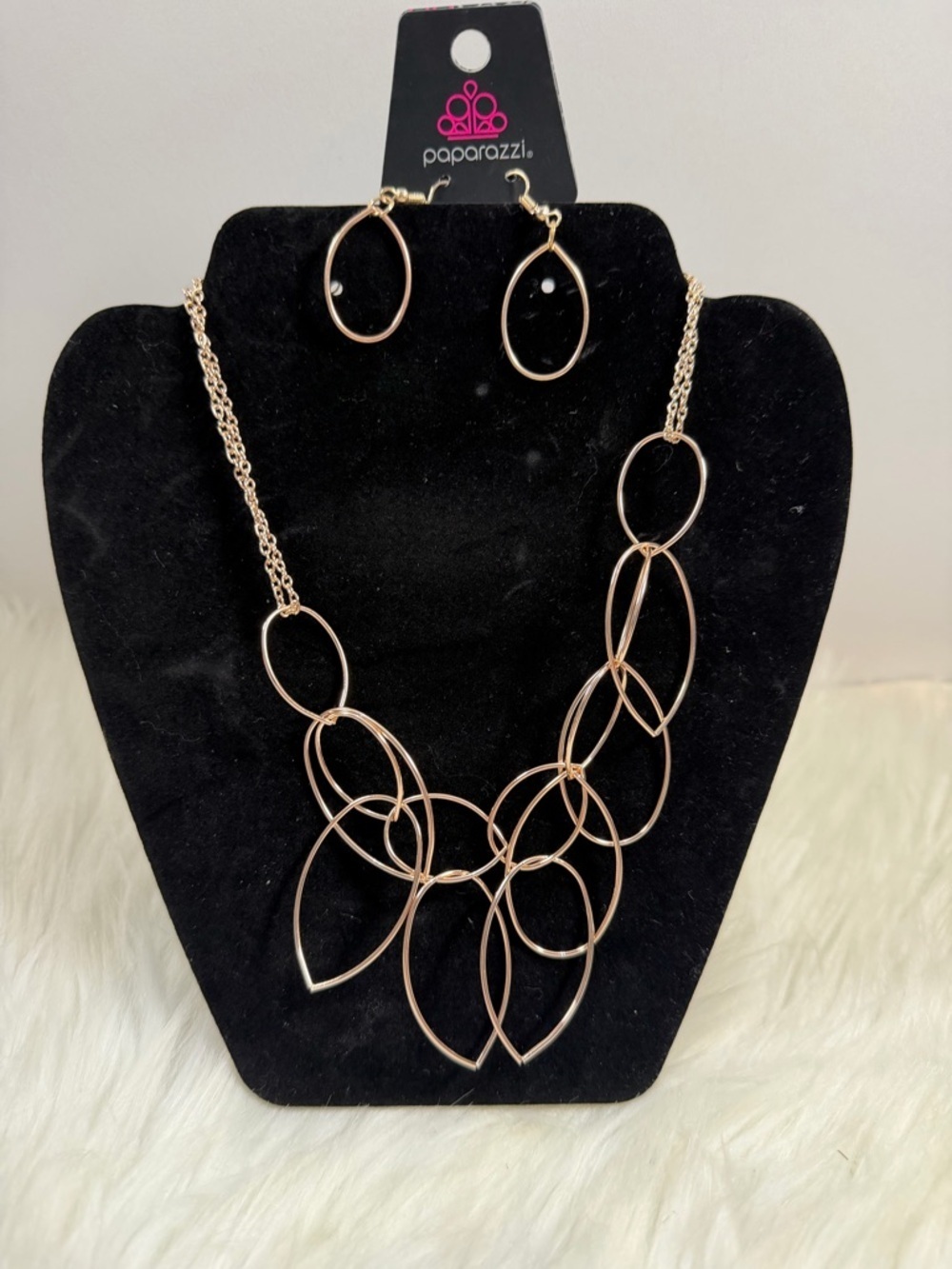 🩷5/$10🩷 Paparazzi Gold Linked Teardrop Necklace & Earring Set